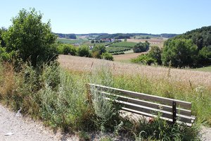 Bank mit Blick auf Felder