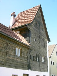 Auf dem Foto ist ein Turm, ein Teil der Überreste der Stadtmauer von Pfaffenhofen zu sehen.