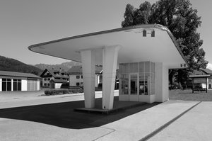 Schwarz Weiß Foto das eine Tankstelle zeigt