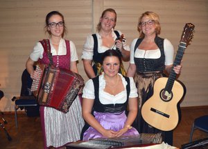 Vier Frauen in bayerischer tracht mit Musikinstrumenten