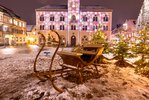 Kutsche vor dem Rathaus im Schnee.