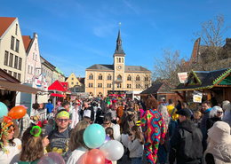 Auf dem Hauptplatz herrschte reges Treiben zwischen den Buden, Bühnen und Ständen.