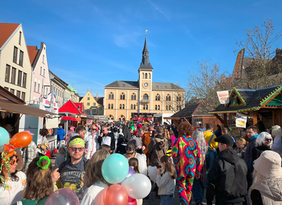 Auf dem Hauptplatz herrschte reges Treiben zwischen den Buden, Bühnen und Ständen.