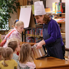 Susanne Straßer kocht gemeinsam mit den Kindern eine Suppe anhand ihres Buches „Suppe ist fertig“.