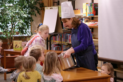 Susanne Straßer kocht gemeinsam mit den Kindern eine Suppe anhand ihres Buches „Suppe ist fertig“.
