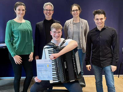 Quirin Meinersmann nach bestandener D3-Prüfung am Akkordeon – gemeinsam mit den Juroren der Leistungsprüfung und seiner Lehrerin Sonja Zimmermann-Wagner (v.l.: Sonja Zimmermann-Wagner, Christoph Peters, Quirin Meinersmann, Katrin Masius und Stefan Bauer)