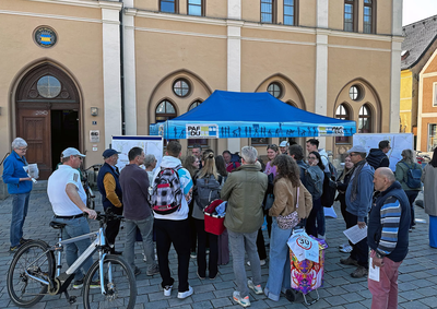 Bürgermeister Thomas Herker und Mitarbeiter der Stadtverwaltung informieren am PAFundDU-Infostand.