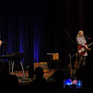 Claudia Koreck gab zusammen mit ihrem Ehepartner, dem Multiinstrumentalisten Gunnar Graewart ein Konzert.