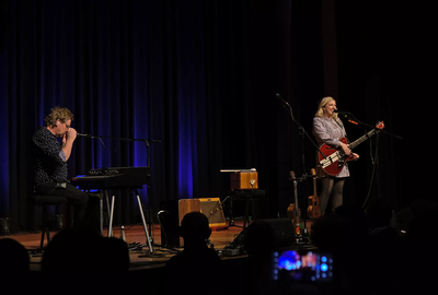 Claudia Koreck gab zusammen mit ihrem Ehepartner, dem Multiinstrumentalisten Gunnar Graewart ein Konzert.
