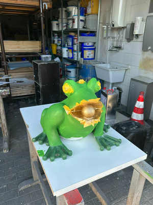 War nur kurz auf Wellness: Die Froschkönig-Figur aus dem Bürgerpark. 