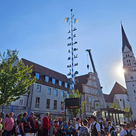 Der Maibaum steht.