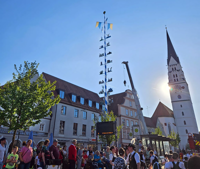 Der Maibaum steht.