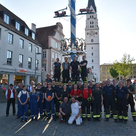 Feuerwehr stellt Maibaum am Hauptplatz auf