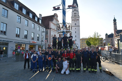 Feuerwehr stellt Maibaum am Hauptplatz auf
