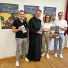 Das Volksfestplakat 2024 hat der Pfaffenhofener Künstler German Bachmaier gestaltet (hier rechts im Bild mit den Festwirten). Jetzt ist die Stadt auf der Suche nach einem schönen Motiv für 2025.