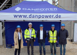 Im zweiten Halbjahr 2026 soll es in Betrieb gehen: Das neue Kraftwerk von Danpower an der Kläranlage Pfaffenhofen. Claudia Jonas (Kämmerin Stadt Pfaffenhofen, Felix Reichenbach (Geschäftsführung Danpower Biomasse), Thomas Wiringer (Vorstand Stadtwerke Pfaffenhofen), Dr. Michael Jakuttis (Geschäftsführung Danpower Biomasse), Thomas 
Herker (Erster Bürgermeister Pfaffenhofeon) v.l.n.r.