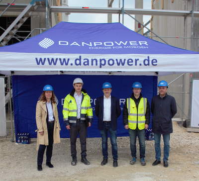 Im zweiten Halbjahr 2026 soll es in Betrieb gehen: Das neue Kraftwerk von Danpower an der Kläranlage Pfaffenhofen. Claudia Jonas (Kämmerin Stadt Pfaffenhofen, Felix Reichenbach (Geschäftsführung Danpower Biomasse), Thomas Wiringer (Vorstand Stadtwerke Pfaffenhofen), Dr. Michael Jakuttis (Geschäftsführung Danpower Biomasse), Thomas
Herker (Erster Bürgermeister Pfaffenhofeon) v.l.n.r.