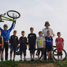 In kleinen Gruppen können Dirtbike-Fans in den Sport hineinschnuppern und ihre Fähigkeiten verbessern.