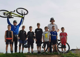 In kleinen Gruppen können Dirtbike-Fans in den Sport hineinschnuppern und ihre Fähigkeiten verbessern. 