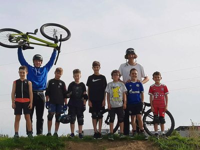 In kleinen Gruppen können Dirtbike-Fans in den Sport hineinschnuppern und ihre Fähigkeiten verbessern.