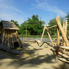 Neben einem Spielhäuschen und einer Rutsche gibt es auch ein Klettermikado mit Mattenschaukeln auf dem neuen Spielplatz in Förnbach.