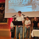Schülerinnen und Schüler des P-Seminars am Schyren-Gymnasium trugen Abschnitte aus Tagebüchern und Gedichten vor.