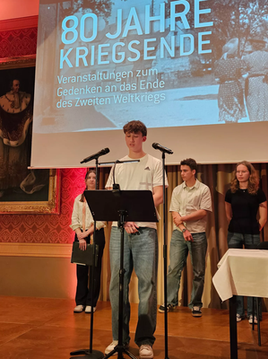 Schülerinnen und Schüler des P-Seminars am Schyren-Gymnasium trugen Abschnitte aus Tagebüchern und Gedichten vor.