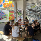 Die Teilnehmer und Teilnehmerinnen lernen ein eigenes Graffiti zu erstellen.