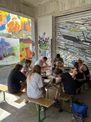Die Teilnehmer und Teilnehmerinnen lernen ein eigenes Graffiti zu erstellen.