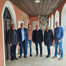 Der Stiftungsbeirat vor der Spitalkirche. (v. l.: Max Hechinger, Thomas Röder, Florian Brunthaler, Willi Käser, Emilie Bergmeister und Quirin Schratt)