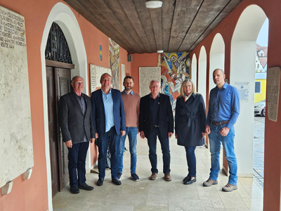 Der Stiftungsbeirat vor der Spitalkirche. (v. l.: Max Hechinger, Thomas Röder, Florian Brunthaler, Willi Käser, Emilie Bergmeister und Quirin Schratt)
