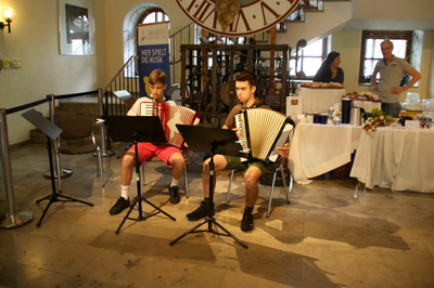 Im Foyer gibt es während des Tages der offenen Tür musikalische Beiträge.