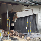PKW fährt gegen Gebäude