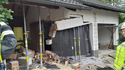 PKW fährt gegen Gebäude