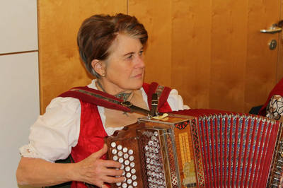 Uschi Kufer präsentiert bayrische Volksmusik, Gsang und Gschichtn.