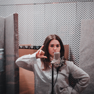 Emily Gruhle nimmt als Sängerin von „yuna“ selbst im Tonstudio LoFi im Utopia auf.
