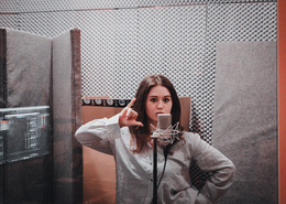 Emily Gruhle nimmt als Sängerin von „yuna“ selbst im Tonstudio LoFi im Utopia auf.