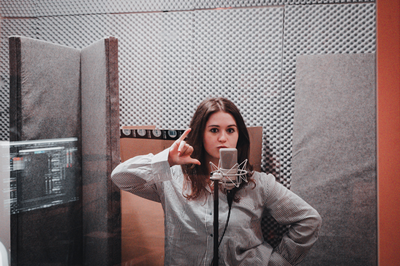 Emily Gruhle nimmt als Sängerin von „yuna“ selbst im Tonstudio LoFi im Utopia auf.