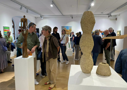 Zahlreiche Besucherinnen und Besucher waren bei der Vernissage anwesend. 