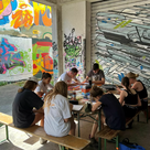 Die Teilnehmenden lernen alles was sie für die Umsetzung eines großformatigen Graffitis benötigen.