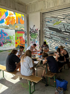 Die Teilnehmenden lernen alles was sie für die Umsetzung eines großformatigen Graffitis benötigen.