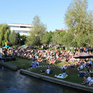 Zahlreiche Besucherinnen und Besucher kamen zur Eröffnung auf die Ilminsel und genossen die sommerliche Atmosphäre.