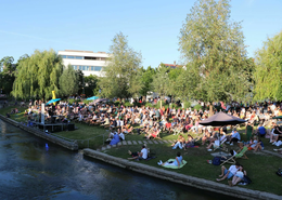 Zahlreiche Besucherinnen und Besucher kamen zur Eröffnung auf die Ilminsel und genossen die sommerliche Atmosphäre. 