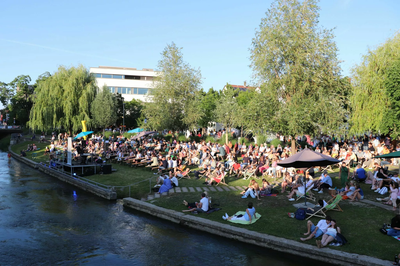 Zahlreiche Besucherinnen und Besucher kamen zur Eröffnung auf die Ilminsel und genossen die sommerliche Atmosphäre. 