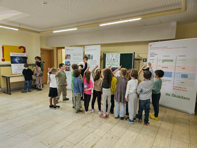 Die Ausstellung 4:0 für Recyclingpapier in der Joseph-Maria-Lutz-Schule.