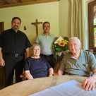 Herzliche Glückwünsche zum 80. Geburtstag der ehemaligen Stadträtin Maria Bauer überbrachte Bürgermeister Thomas Herker. (Die Jubilarin umrahmt von Ehemann Johann Bauer, Bürgermeister Herker und dem jüngsten der drei Söhne, Pfarrer Max Bauer.)