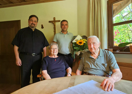 Herzliche Glückwünsche zum 80. Geburtstag der ehemaligen Stadträtin Maria Bauer überbrachte Bürgermeister Thomas Herker. (Die Jubilarin umrahmt von Ehemann Johann Bauer, Bürgermeister Herker und dem jüngsten der drei Söhne, Pfarrer Max Bauer.) 