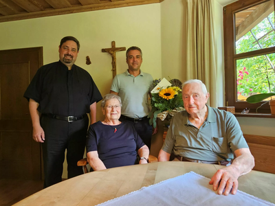 Herzliche Glückwünsche zum 80. Geburtstag der ehemaligen Stadträtin Maria Bauer überbrachte Bürgermeister Thomas Herker. (Die Jubilarin umrahmt von Ehemann Johann Bauer, Bürgermeister Herker und dem jüngsten der drei Söhne, Pfarrer Max Bauer.)