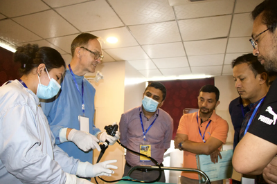 Dr. Volker Stagge (2. v. links) leistet ehrenamtlich wichtige Arbeit in Nepal.