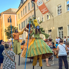 Der Walking-Act „Die Stelzer“ waren auch heuer wieder in der Innenstadt unterwegs. 